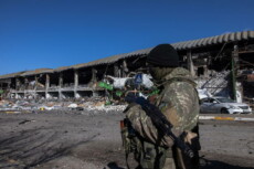 Un soldato ucraino contempla la distruzione nella città di Bucha.