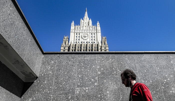 Un uomo cammina di fronte al Ministero degli Affari Esteri russo a Mosca