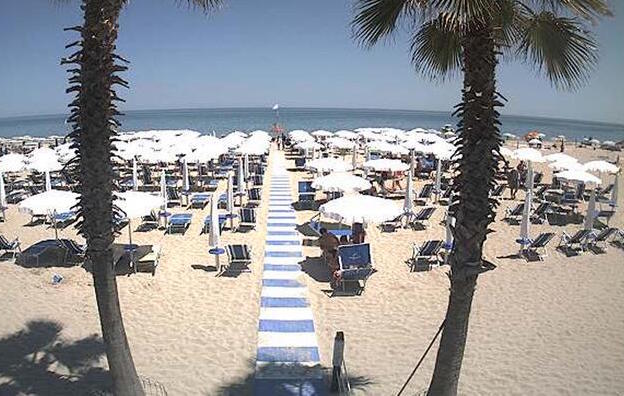 L'immagine tratta da una webcam su internet mostra la spiaggia di Alba Adriatica (Teramo), 16 giugno 2013.