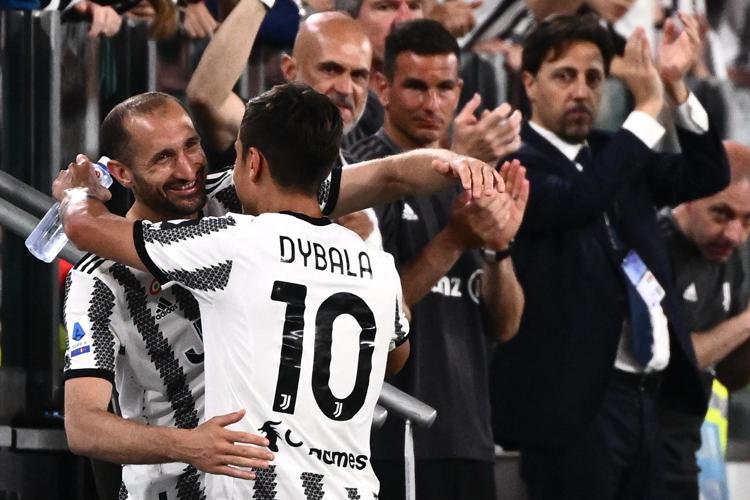 L'abbraccio di Chiellini e Dybala. Entrambi danno all'addio della Juve.