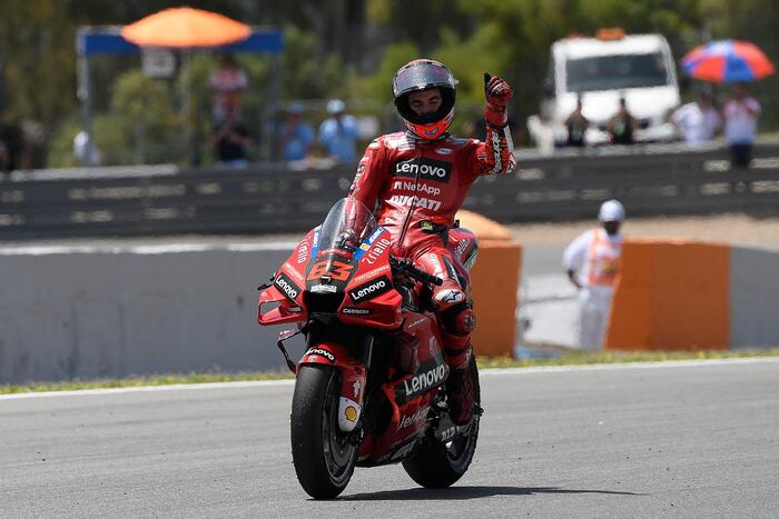 Francesco Bagnaia in sella alla sua Ducati festeggia la vittoria nel GP Spagna a Jerez de la Frontera