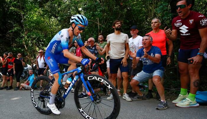 Spettatori incitano Simon Yates durante la 14esima tappa del Giro d'Italia da Santena a Torino.