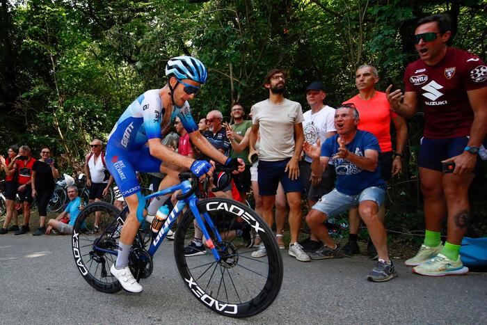 Spettatori incitano Simon Yates durante la 14esima tappa del Giro d'Italia da Santena a Torino.