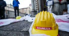 Il presidio dei sindacati di base contro le morti sul lavoro dopo la tragedia di via Genova davanti all'Ispettorato del Lavoro,