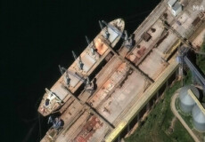 Una nave russa si rifornisce di grano in Crimea.