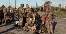 Un fermo immagine tratto da Zveda mostra militari ucraini di Mariupol mentre si arrendono a militari russi. (ANSA)
