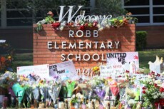 Memoriale per le vittime della strage nella scuola elementare del Texas