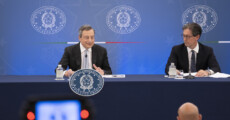 Il Presidente del Consiglio, Mario Draghi ha tenuto presso la Sala Polifunzionale della Presidenza del Consiglio, una conferenza stampa con il Sottosegretario Roberto Garofoli, al termine del Consiglio dei Ministri