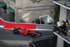 Charles Leclerc a bordo della sua Ferrari in azione durante le prove del Grand Prix di Azerbaijan a Baku.