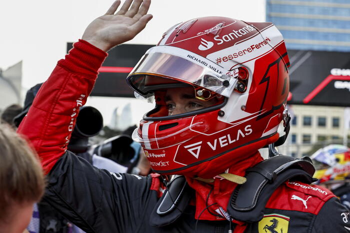 Charles Leclerc con la sua Ferrari conquista la pool nelle prove del Grand Prix di Azerbaijan a Baku.