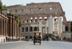 Turisti in via dei Fori Imperiali, sullo sfondo il Colosseo