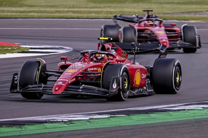 Carlos Sainz seguito da Charles Leclerc,ambedue su Ferrari nel Grand Prix di Silverstone.