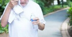 Anziani e ondate di calore: bere un bicchiere d'acqua ogni ora.