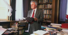 Pietro Citati nella sua biblioteca.