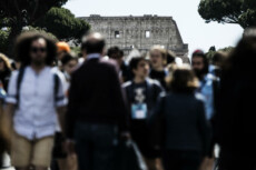 Persone passeggiano nelle vicinanze del Colosseo a Roma