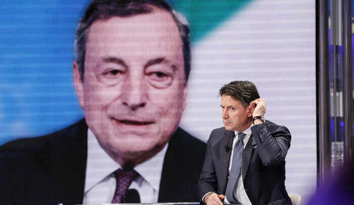 Il presidente del Movimento 5 Stelle (M5S), Giuseppe Conte, durante una trasmissione di "Porta a Porta" e sullo sfondo il Presidente del Consiglio, Mario Draghi