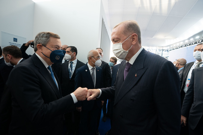 In una foto del 30/10/2021 l'incontro bilaterale del Presidente del Consiglio, Mario Draghi, con il Presidente della Turchia, Recep Tayyip Erdoğan alla prima giornata del G20 Rome Summit.