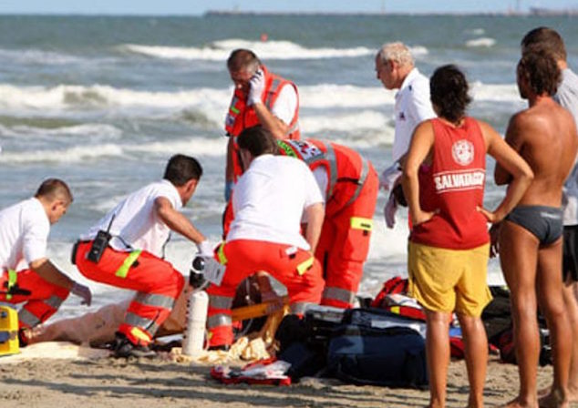 Intervento di bagnini e squadre di salvataggio sulla spiaggia.
