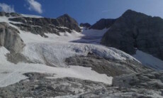 Nella foto il ghiacciaio della Marmolada.