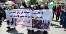 La protesta delle donne afghane a Kabul dispersa dai talebani con le armi.