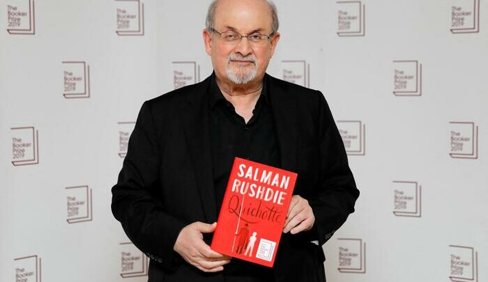 Salman Rushdie posa con in mano il suo libro 'Quichotte'