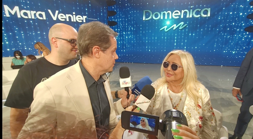 Mara Venier durante la conferenza stampa di “Domenica In” intervistata da Emilio Buttaro