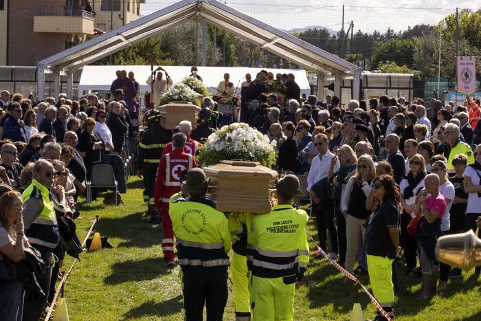 Un momento dei funerali nel campo sportivo di Pianello di Ostra di Andrea Tisba, Giuseppe Tisba, Diego Chiappetti e Fernando Olivi, vittime dell'alluvione abbattutosi nelle Marche il 13 Settembre 2022, 21 Settembre 2022.