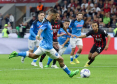 Matteo Politano calcia il rigore che porta in vantaggio il Napoli sul Milan nella sfida al Meazza.