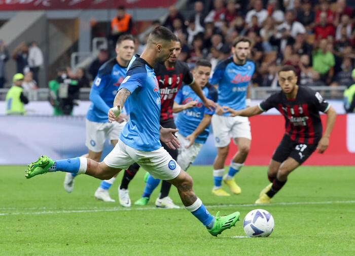 Matteo Politano calcia il rigore che porta in vantaggio il Napoli sul Milan nella sfida al Meazza.