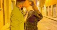 Un bacio tra due giovani, per le vie di Bologna. Il momento di intimità tra Saman Abbas e il suo fidanzato, da lei postato sui social tra la fine del 2020 e l'inizio del 2021, secondo quanto accertato dalle indagini, fu una delle scintille che alimentò la rabbia dei familiari della giovane pachistana, scomparsa la notte del 30 aprile 2021. ANSA